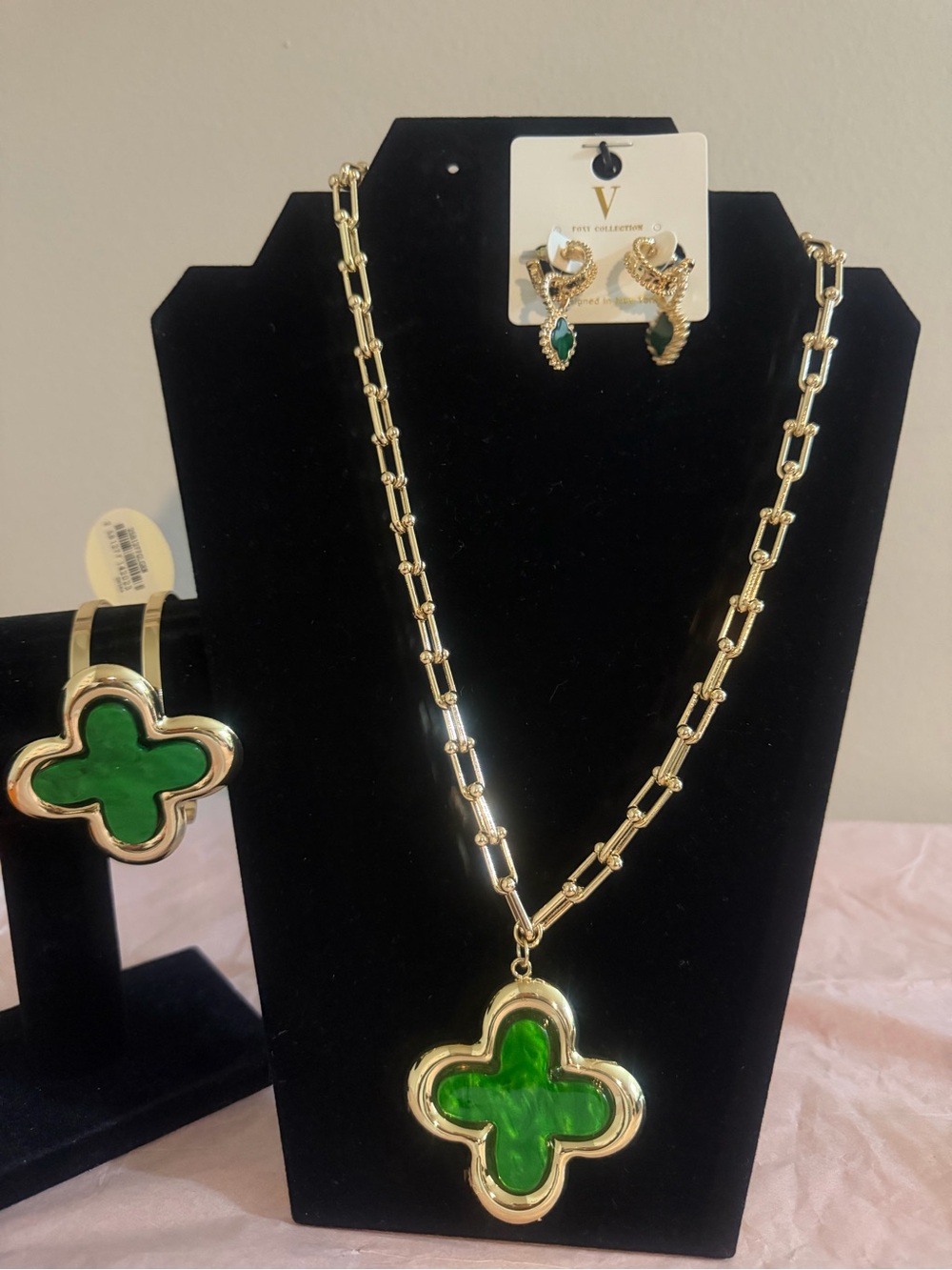 Green Clover Pendant Necklace and Bracelet Set